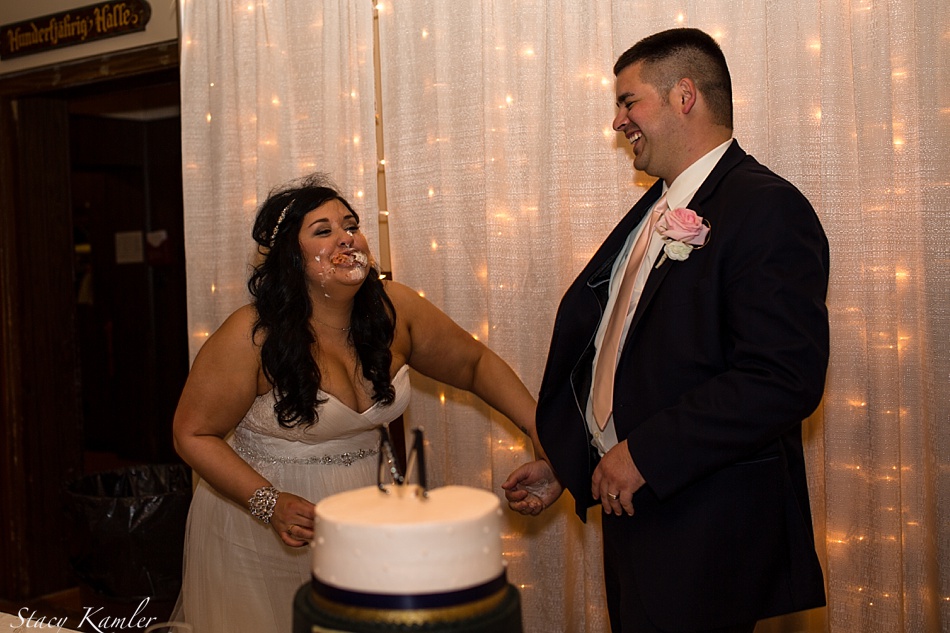Cake Smash in brides face
